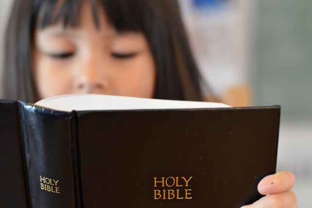Gambar: Anak perempuan membaca Alkitab.