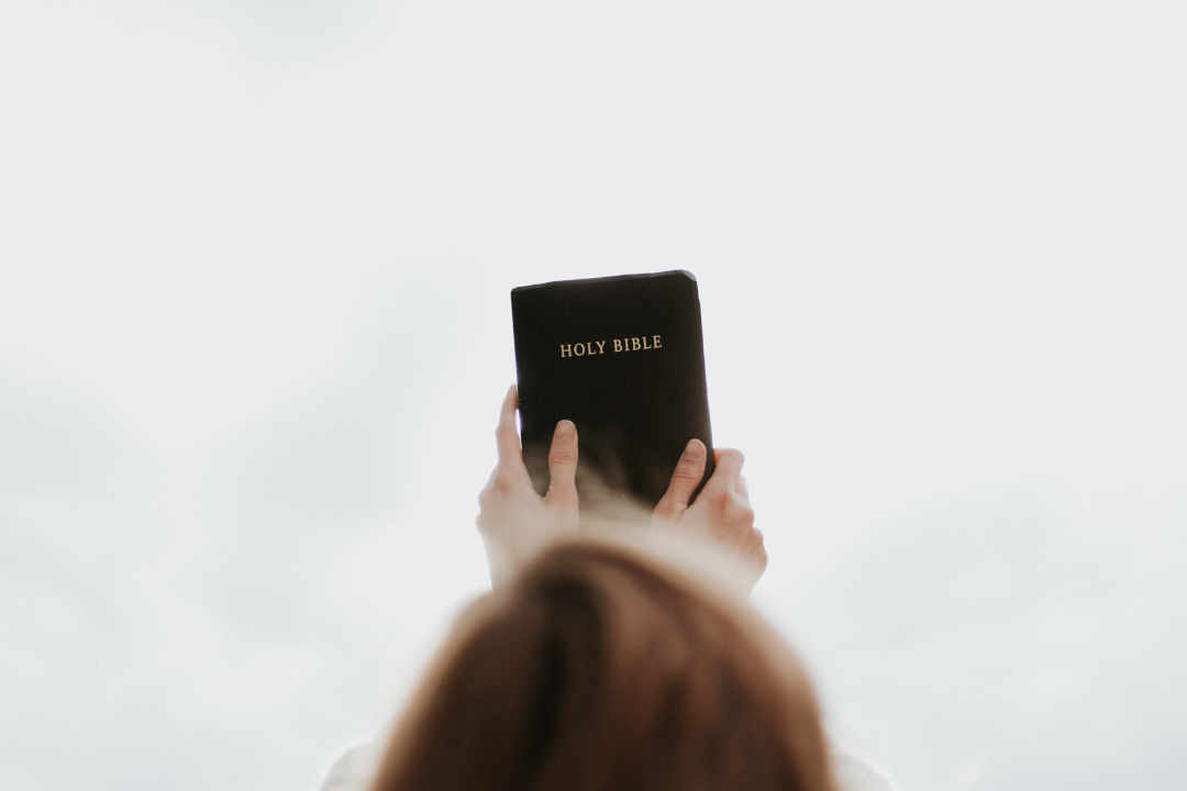 Gambar: Taking Bible