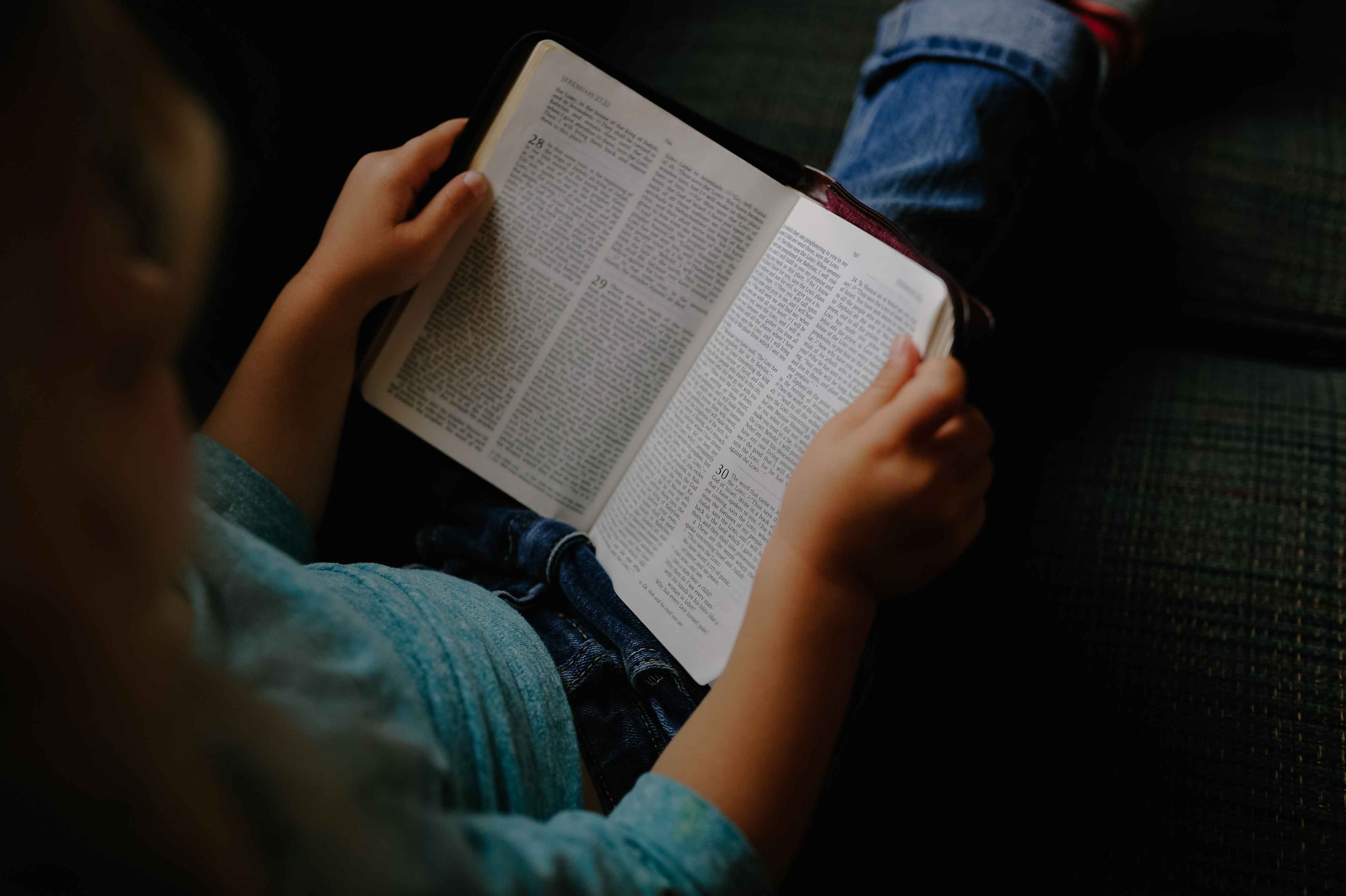 Anak Membaca Alkitab