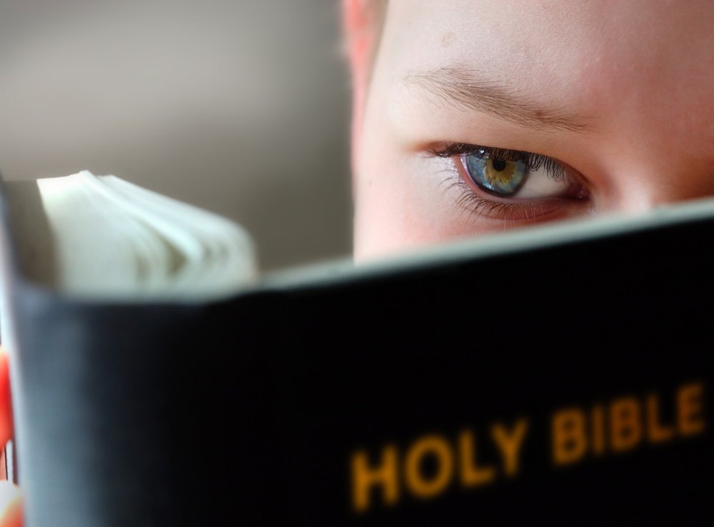 Gambar: anak baca Alkitab