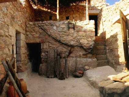 Gambar: Rumah abad ke-1 yang direkonstruksi ulang
